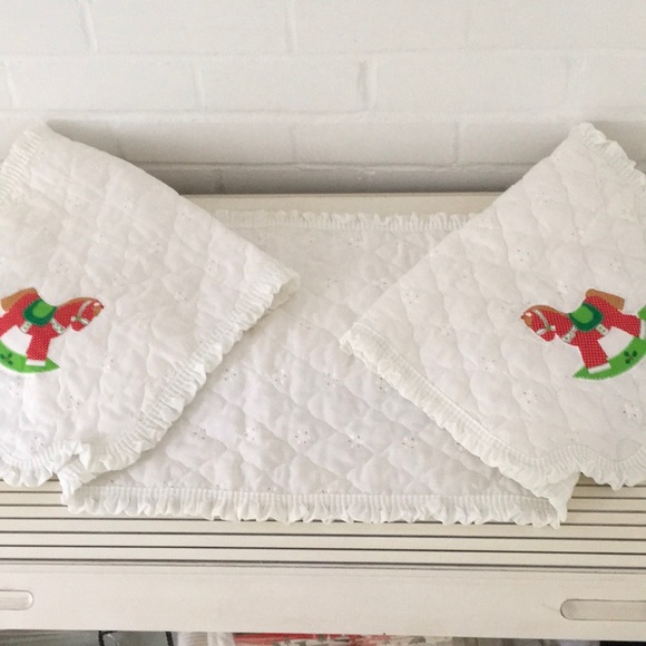 Vintage Diamond Stitch Eyelet Rocking Horse Christmas Table Runner - Picture 4 of 9